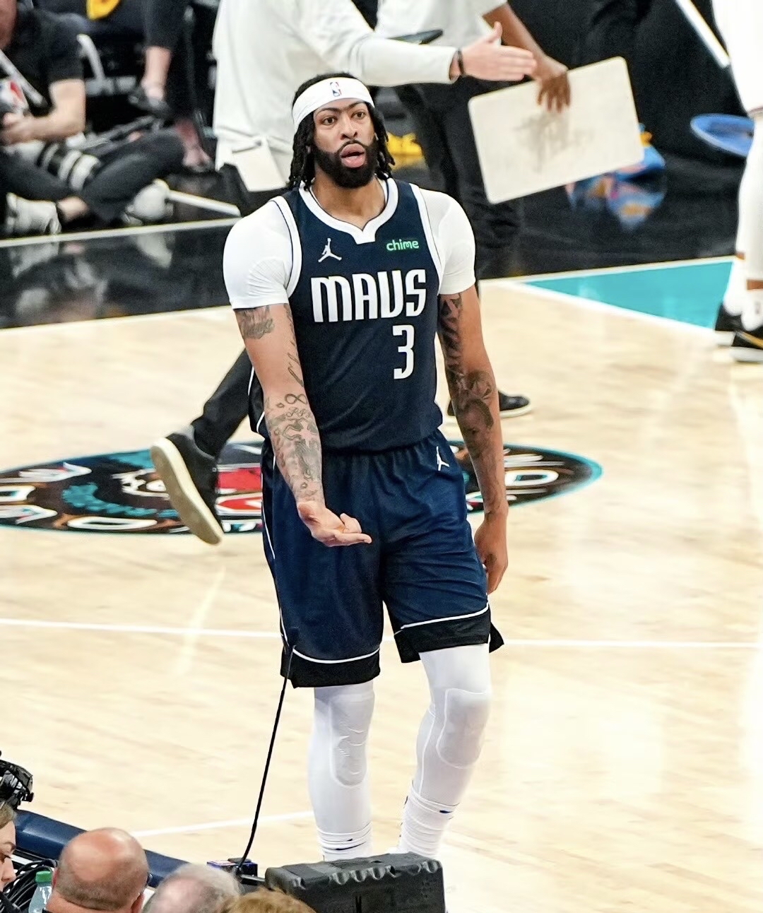 浓眉哥重要时刻重要助攻，独行侠带队取胜！比赛高潮迭起的简单介绍